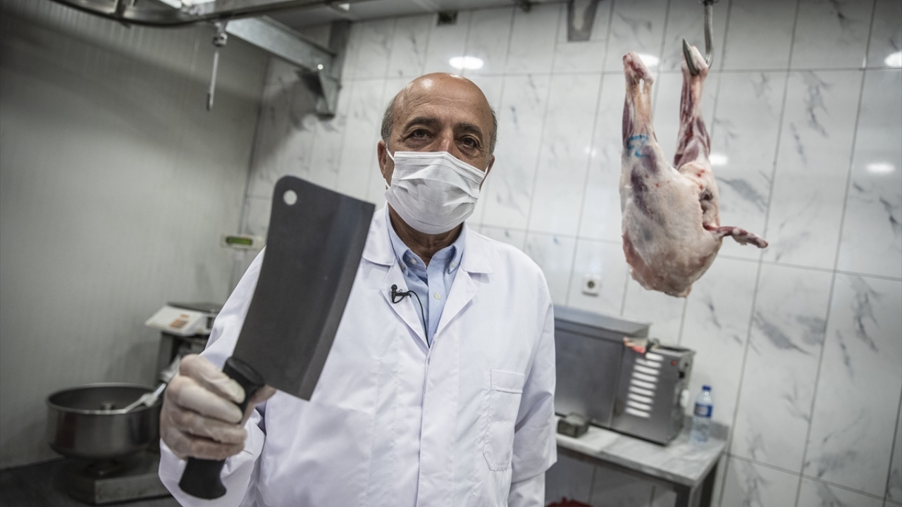 Yalçındağ, Kurban Bayramı`nda yaklaşık 900 bin büyükbaş ve 2,5 milyon küçükbaş hayvanın kesilmesinin beklendiğini söyledi.