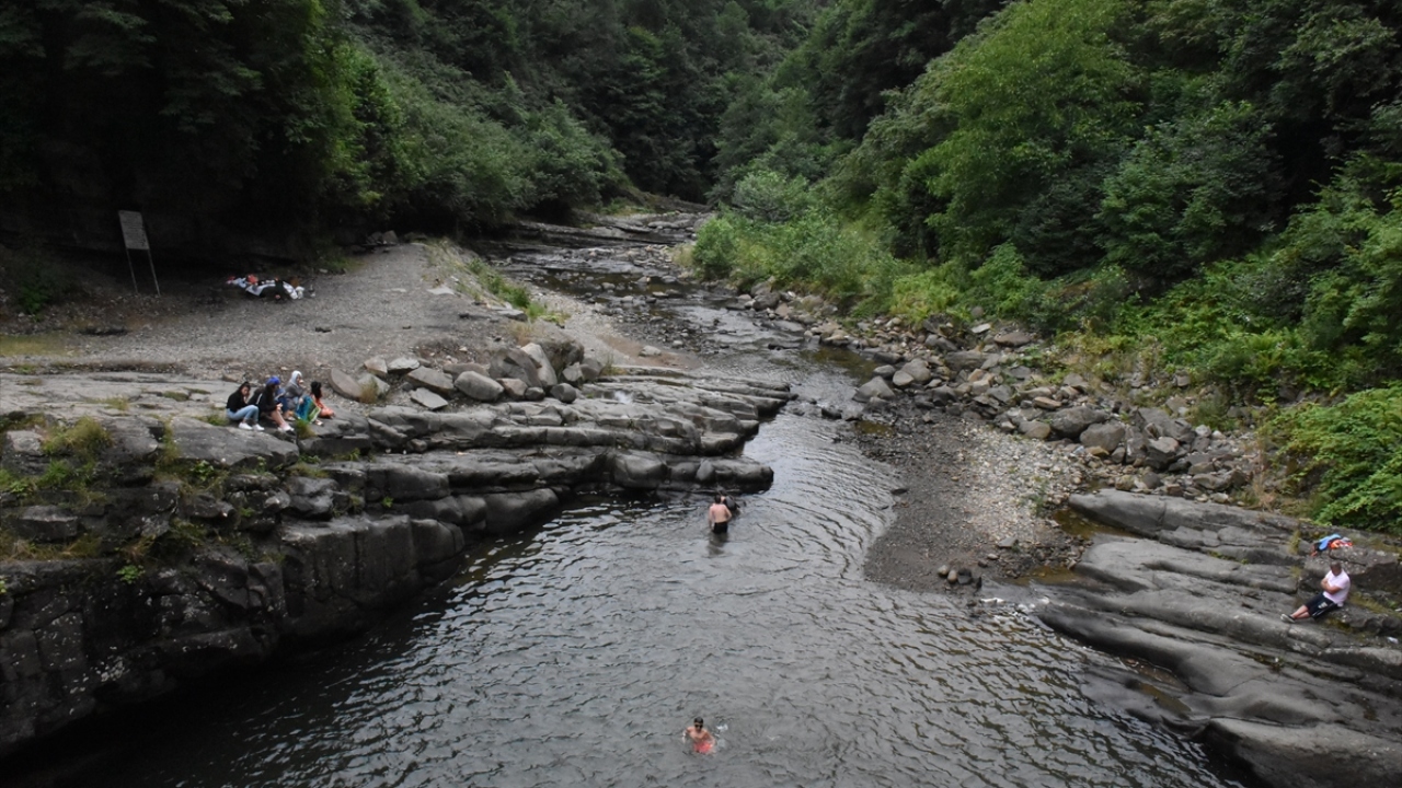 Kentte turizmde önemli yere sahip Altınordu ilçesi Karaoluk Mahallesi`ndeki Çiseli Şelalesi de yerli ve yabancı turistlerden ilgi görüyor. Ziyaretçilerin bazıları yüzmeyi tercih ederken, kimileri de ayaklarını suya sokarak serinliyor. 