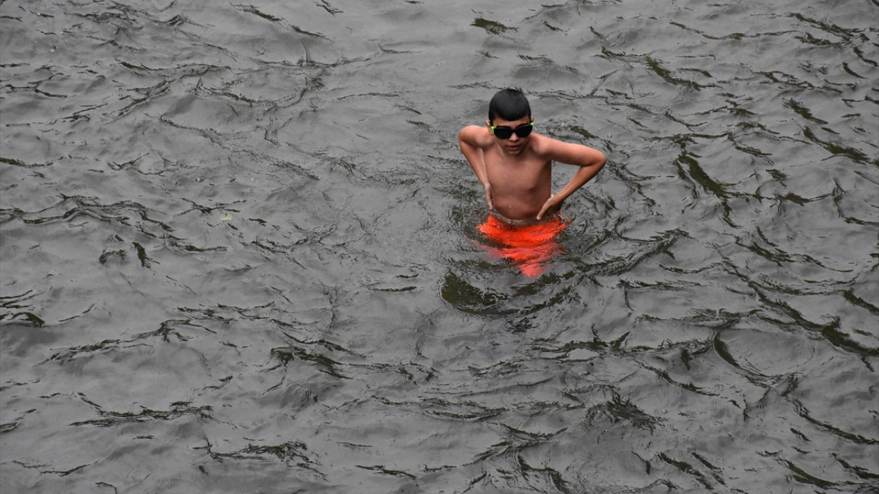 Eşsiz doğal güzellikleri barındıran şelale çevresinde de ziyaretçiler, piknik yapma fırsatı buluyor, fotoğraf kareleriyle manzarayı ölümsüzleştiriyor.