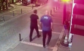 Türk bayrağını yere attığı iddia edilen kişi tutuklandı