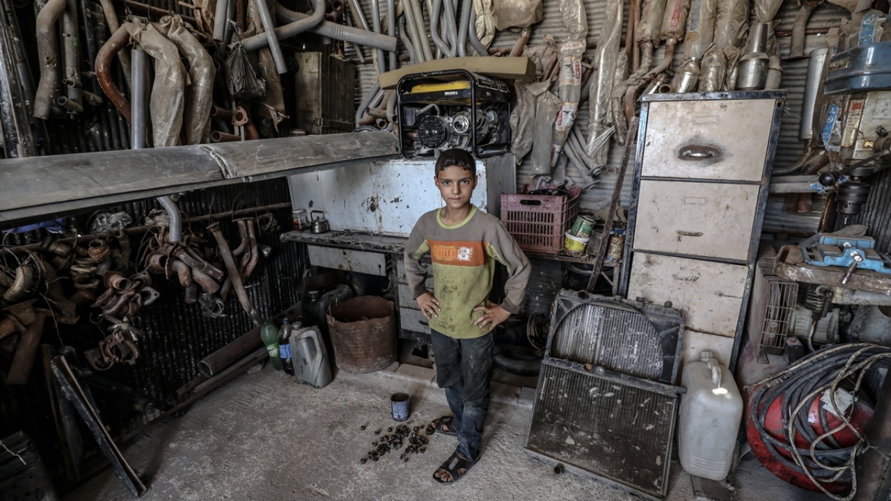 Çoğunluğu anne veya babalarını kaybetmiş Suriyeli çocuklar, araba tamircisi, tezgahtarlık, terzilik, fırıncılık gibi işlerde çalışıyor.