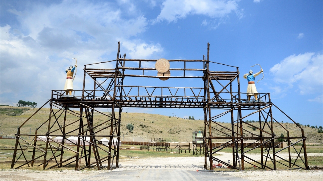 Türklerin Anadolu`ya girişinin kapısı ve "Anadolu`nun tapusu" olarak nitelendirilen Ahlat`ta, "1071 Sultan Alparslan Ahlat Otağı"nın kurulduğu Çarho mevkisinde çalışmalar titizlikle yürütülüyor.