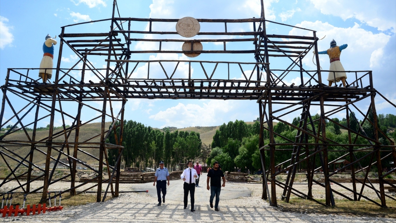 UNESCO Dünya Mirası Geçici Listesi`nde bulunan ve dünyadaki üç "Kubbet-ül İslam"dan biri olan Ahlat`ta, Malazgirt ruhunun yeniden yaşatılması için birbirinden renkli etkinliklerin planlaması yapılıyor. 