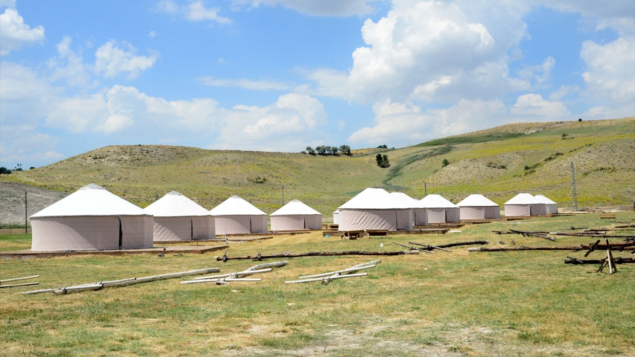 Bu kapsamda oluşturulan 35 kıl çadırın kurulduğu 400 bin metrekarelik alanda, karakucak, yağlı ve şalvar güreşi, atlı okçuluk, okçuluk, kökbörü yarışmaları ve geleneksel el sanatları çarşısı bölümleri oluşturuluyor.