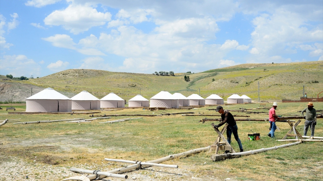 Marka şehir Ahlat`ın Sakin Şehirler Ağı (Cittaslow) üyesi de olduğunu anımsatan Çoban, ilçenin, Cumhurbaşkanı Erdoğan`ın himayesinde bulunmasının büyük bir şans olduğunu vurguladı.