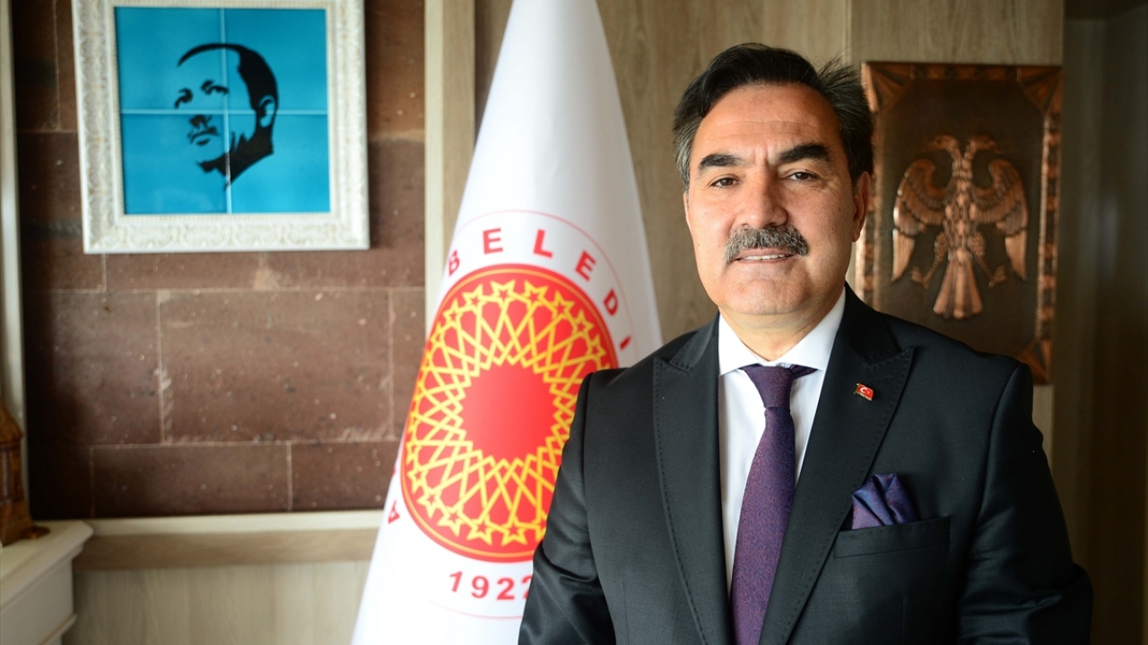 Ahlat Belediye Başkanı Abdulalim Mümtaz Çoban, Okçular Vakfıyla kutlamaların yapılacağı alanda başlattıkları hazırlık çalışmalarını 26 Ağustos`a yetiştireceklerini söyledi.