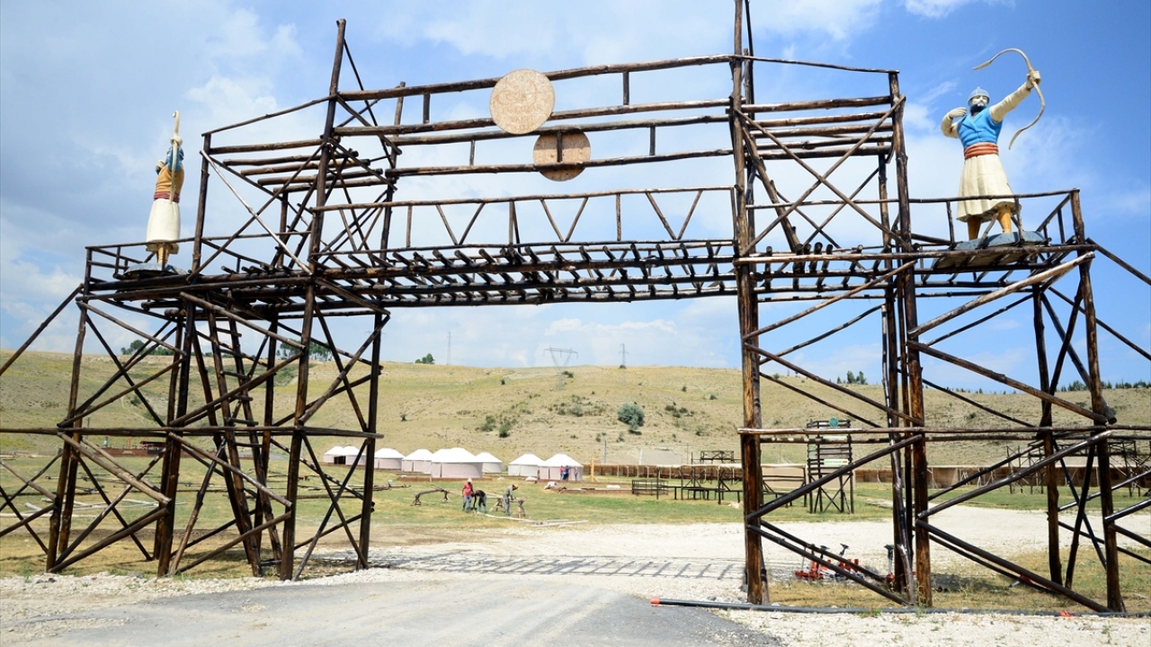 Erdoğan`ın her yıl Ahlat`tan verdiği mesajlarla, tarihi ve kültürel miraslara sahip çıkılması davetinin karşılık bulduğunu anlatan Çoban, şunları kaydetti: