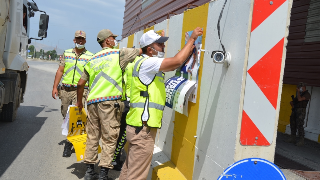 Bitlis-Muş kara yolunda bayram öncesi polis ve jandarma ekiplerince yapılan uygulamada, sürücülere ve vatandaşlara İçişleri Bakanlığınca bastırılan broşürler dağıtılarak çikolata ikram edildi.