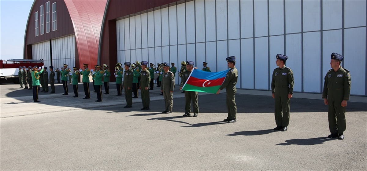 Bakü ve Nahçıvan`da 1-5 Ağustos tarihlerinde yapılacak tatbikatta çeşitli emirler icra edilecek, zırhlı araçlar, top ve havanlardan temsili düşman hedeflerine atışlar yapılacak.