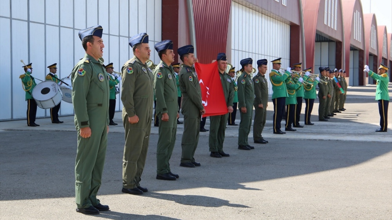 Törende İstiklal Marşı ve Azerbaycan milli marşı seslendirildi. 