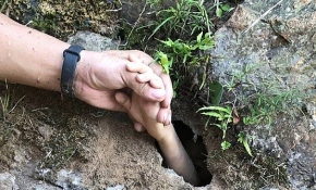 Çin’de mağarada mahsur kalan çocuk kurtarıldı