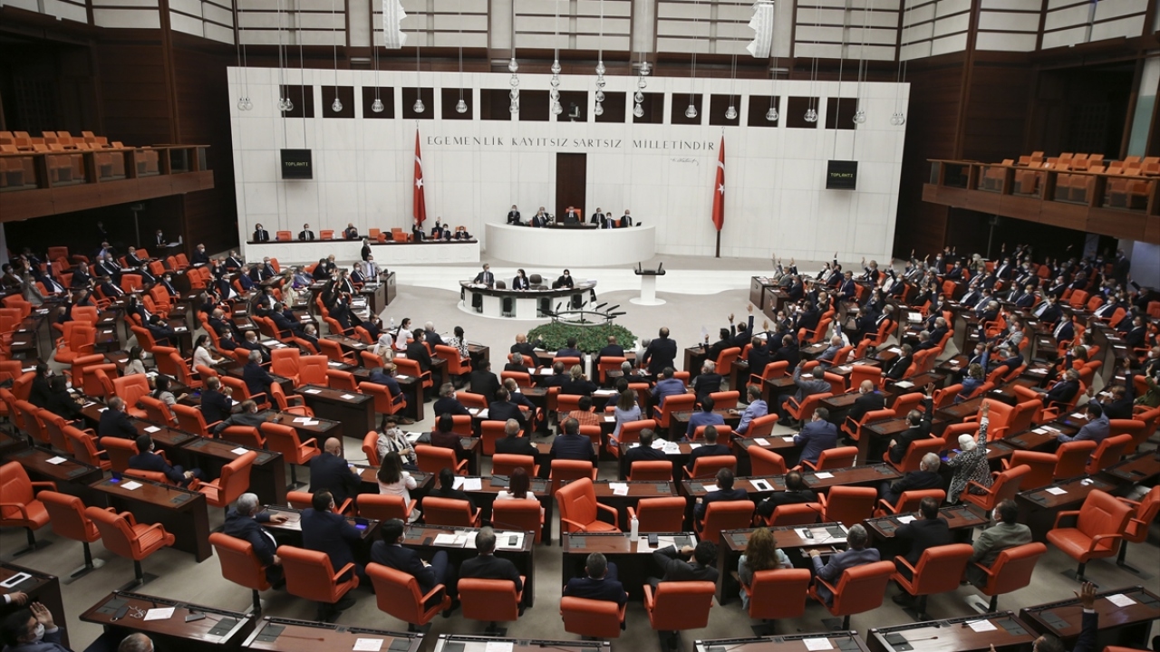 Kabul edilen maddelere göre, İnternet Ortamında Yapılan Yayınların Düzenlenmesi ve Bu Yayınlar Yoluyla İşlenen Suçlarla Mücadele Edilmesi Hakkında Kanun`a "sosyal ağ sağlayıcı" şeklinde yeni bir tanımlama getiriliyor.