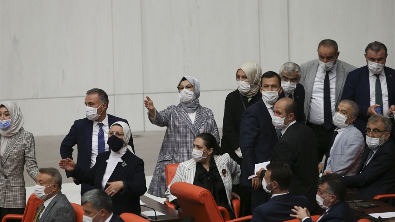 Bu kapsamda kullanıcıların internet ortamında sosyal etkileşim amacıyla metin, görüntü, ses, konum gibi içerikleri oluşturmalarına, görüntülemelerine veya paylaşmalarına imkan sağlayan gerçek veya tüzel kişiler, "sosyal ağ sağlayıcı" olarak tanımlanacak.