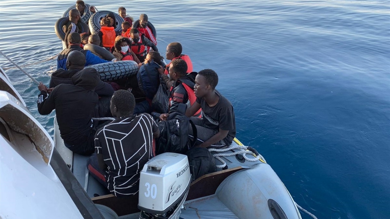 Karaabdullah Burnu açıklarında Türk kara sularına itilen lastik bot içindeki 25 sığınmacı da Türk Sahil Güvenlik botu tarafından kurtarıldı.