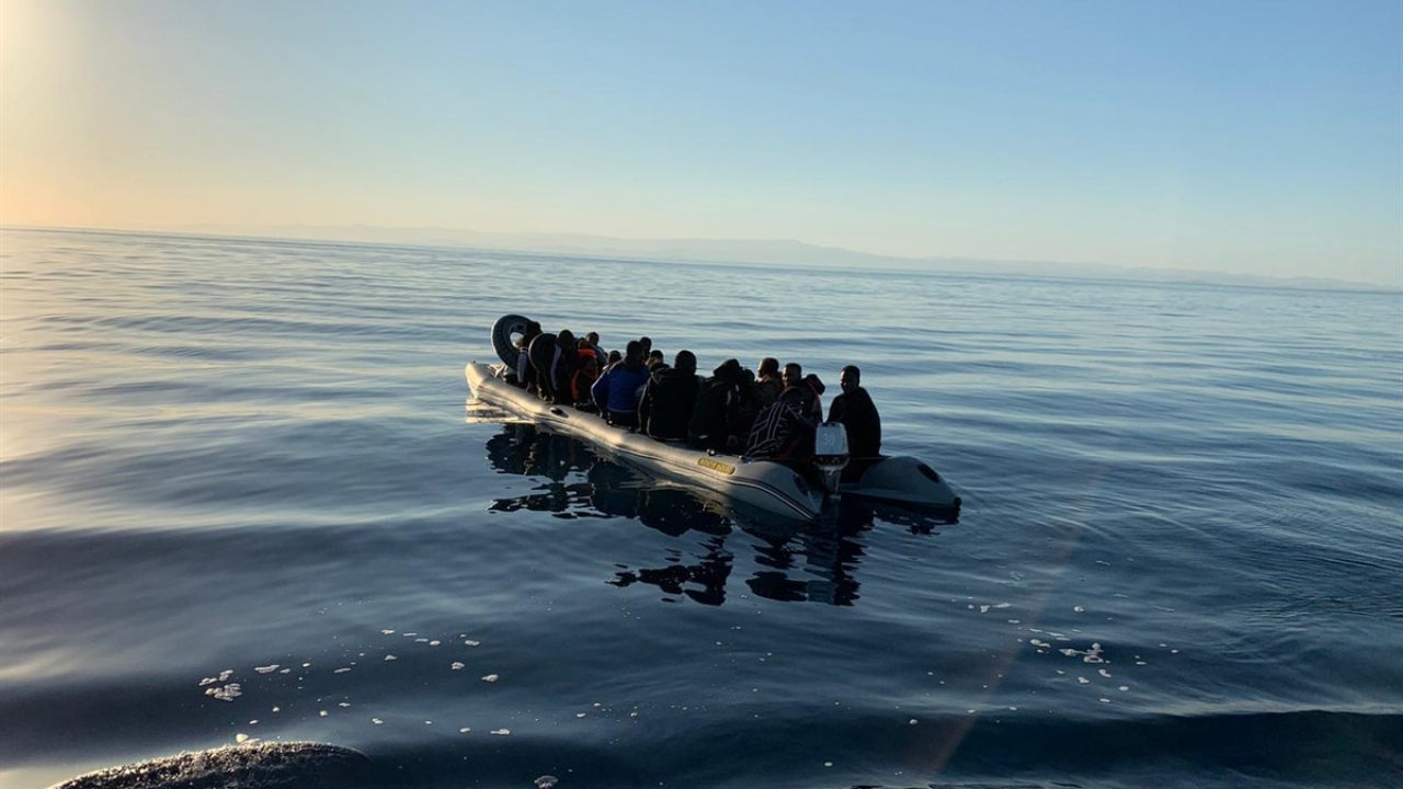 Karaburun ilçesi açıklarında lastik bot içinde sığınmacıların olduğu bilgisini alan Sahil Güvenlik Komutanlığı ekipleri bölgeye gitti.