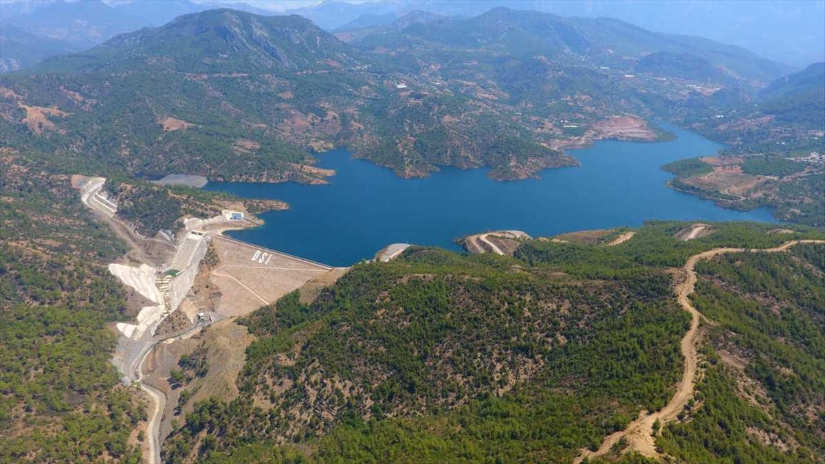 DSİ`den yapılan açıklamada, tarımda modern sulamayı yaygınlaştırmak, tarım arazilerinden en yüksek faydayı sağlamak ve tarım arazilerini taşkın risklerine karşı korumak için çalışmaların sürdüğü belirtildi.