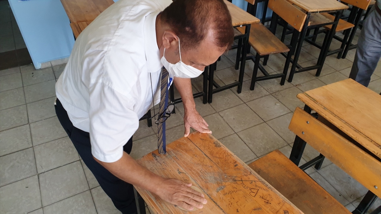 İlçe Milli Eğitim Müdürlüğünden boya ve malzeme desteği alan öğretmen ve idareciler ellerine fırçaları alarak okulun duvarlarını boyadı, sıralarını tamir etti ve bahçeyi düzenledi.