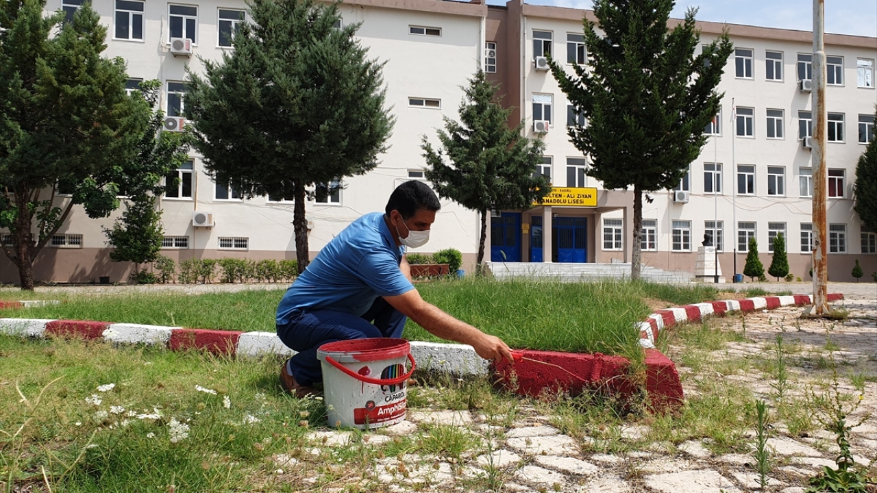 Osmaniye`nin Kadirli ilçesindeki Gülten-Ali Ziyan Anadolu Lisesi idareci ve öğretmenleri, okulun boyasını ve tamiratını yaparak yeni eğitim yılına hazırlıyor.