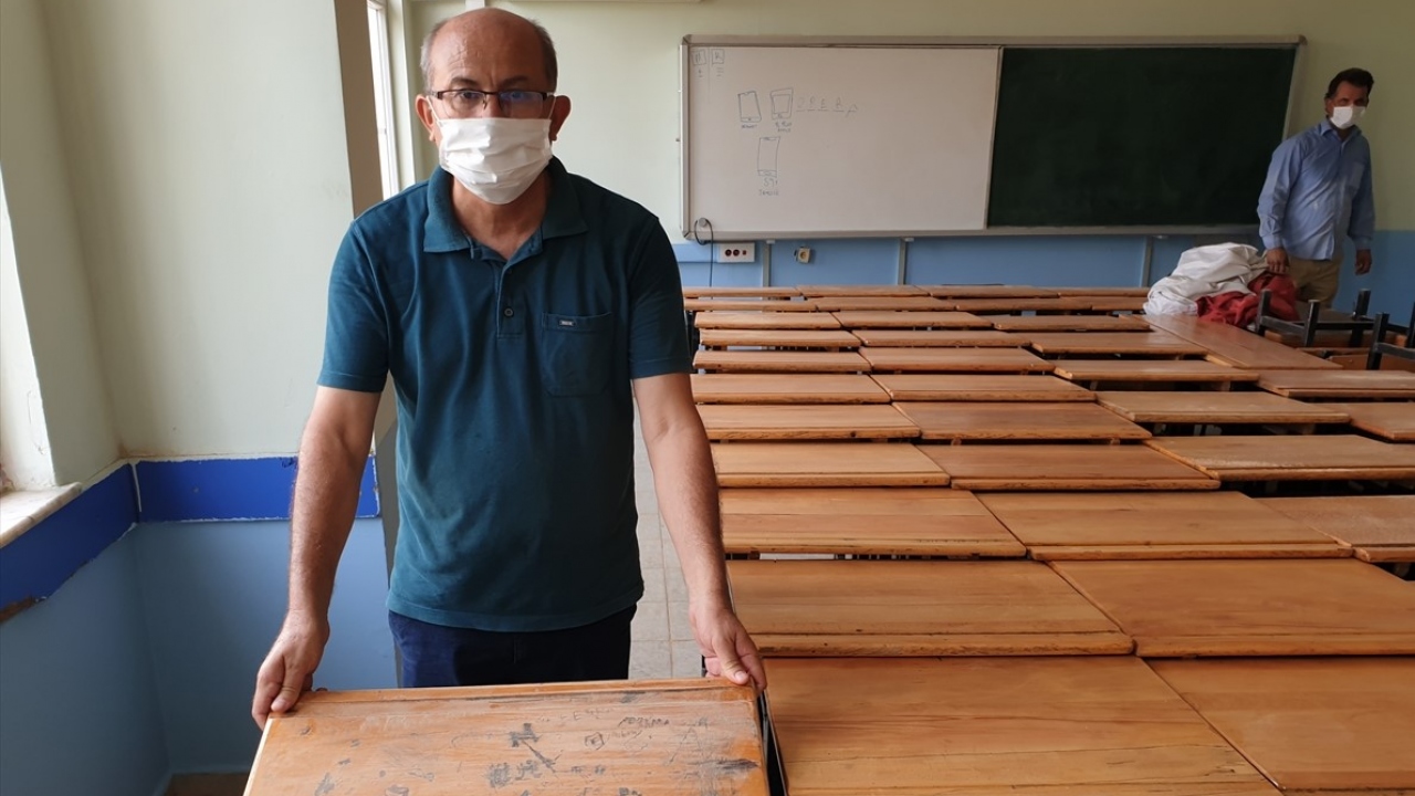 Sınıf öğretmenlerinden Gökhan Yüce ise öğrencilerinin daha temiz ve güzel bir ortamda eğitim alması için yapılan çalışmada yer almaktan mutlu olduğunu kaydetti.