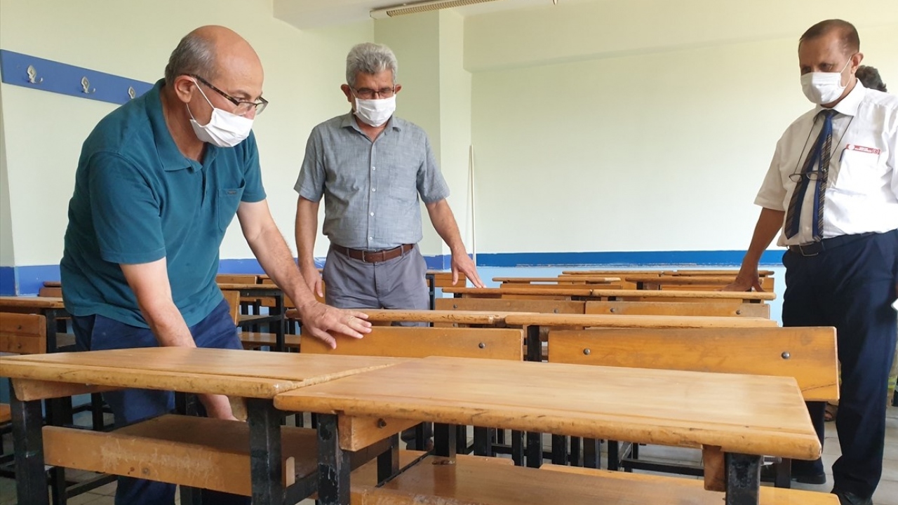 Yaz tatilini ilçede geçiren öğretmenler, öğrencilerinin okulda daha ferah ve temiz bir ortamda eğitim görmesi için kolları sıvadı.