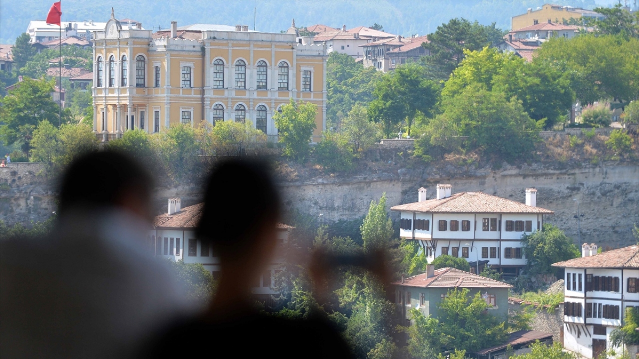 Bayram tatiline yönelik hazırlıkların tamamlandığı "açık hava müzesi" konumundaki Safranbolu, ziyaretçilerini kültürel mirasıyla tarih yolculuğuna çıkaracak.