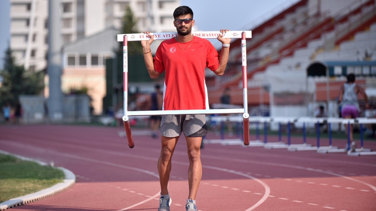 Covid-19 salgını nedeniyle 2021`e ertelenen Tokyo Olimpiyat Oyunları için hazırlıklarını sürdüren genç atlet, kariyerindeki başarılarına olimpiyat derecesini eklemek için çalışıyor. 