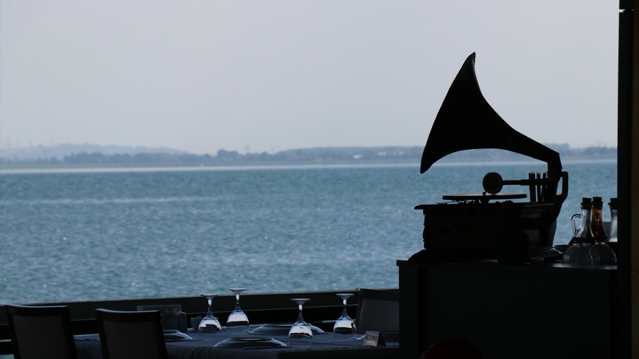 Kent merkezine 12 kilometre mesafede bulunan, 27 hektar alana kurulu İl Ormanı Tabiat Parkı ise yeşilin içinde maviye açılan kartpostallık manzaralarıyla tatilcilere kent yaşamının stresini unutturuyor.