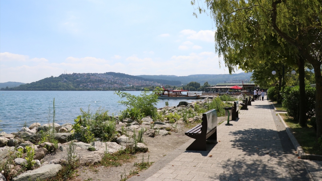 Dağların yeşilliği eşliğinde kaynak suların gölle buluşma güzergahında yer alan Mahmudiye ve İstanbuldere mahalleleri,  ziyaretçiler için çeşitli imkanlar sunuyor. 