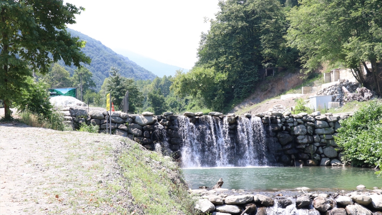 Sapanca Gölü`nü kuş bakışı izlemek isteyenlerin vazgeçilmez adresi haline gelen seyir terası da sosyal donatılarıyla mavi ve yeşili bir arada teneffüs etmek isteyenleri cezbediyor. 