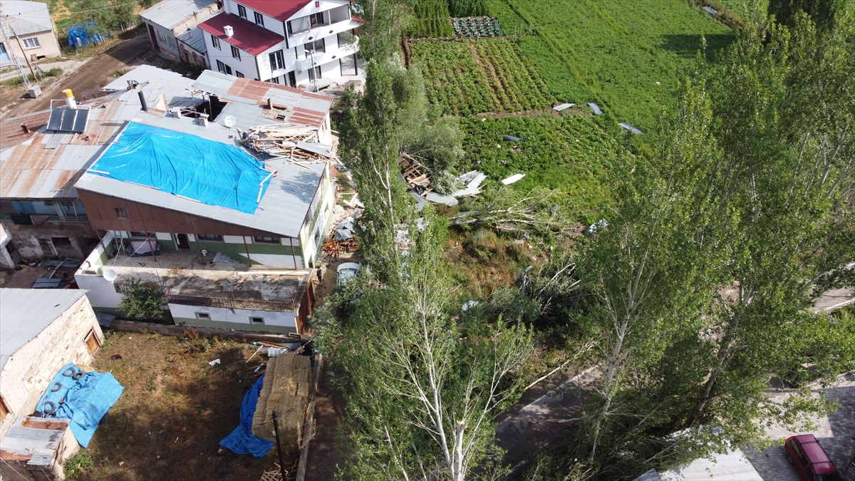 Merkeze bağlı Alıçlık, Değirmencik ve Çayıryolu köylerinde hortum oluştuğuna işaret eden Arslan, yapılan ilk tespitlere göre, 20 civarında konut ve ahır çatısının uçtuğunu belirtti.