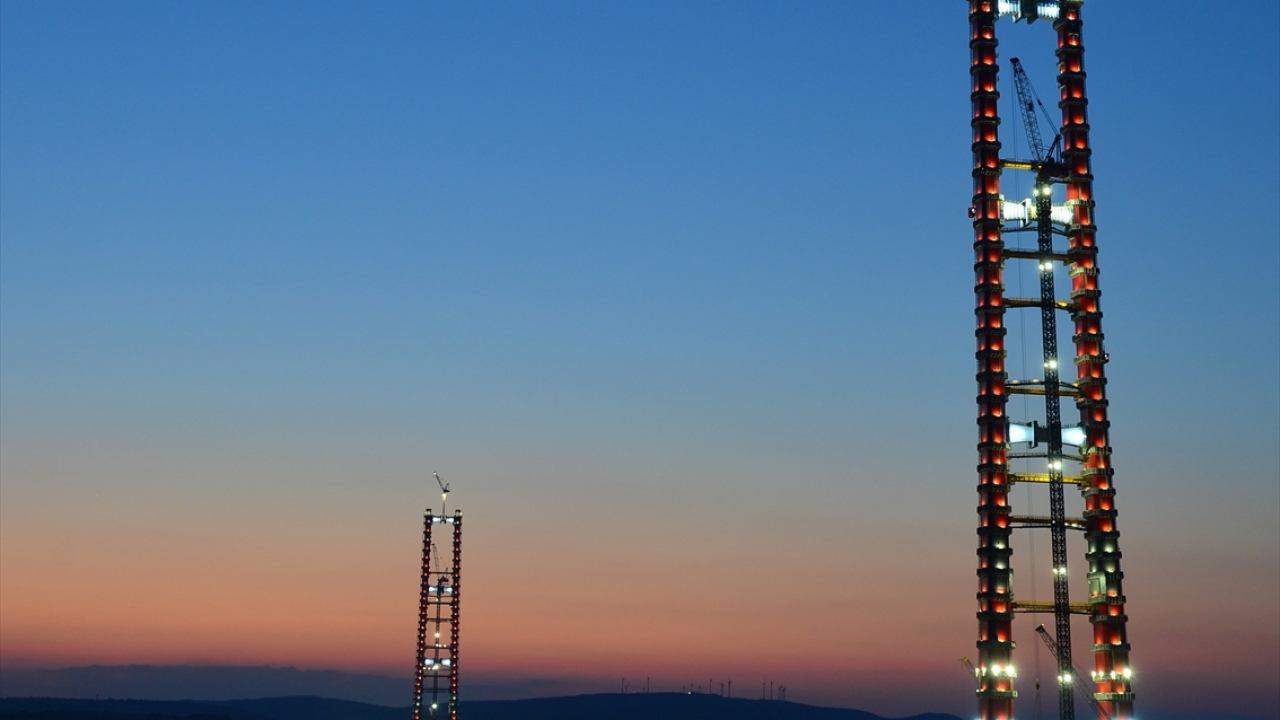 Köprünün ayaklarındaki aydınlatmaların denizde oluşturduğu oluşturduğu ışıltı ve ay ışığıyla bütünleşmesi, AA ekibince Sütlüce ve Şekerkaya şantiye bölgelerinden drone ile görüntülendi.