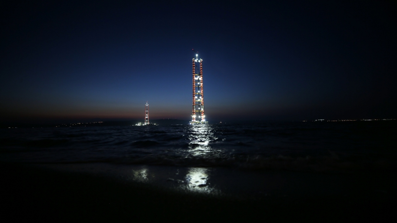 11 alt geçit ile 83 menfezin yapımı tamamlandı. 11 alt geçit, 17 üst geçit, 4 köprü, 31 kutu menfez, 4 kavşak, 3 otoyol hizmet tesisi ve otoyol bünyesinde yer alan bir betonarme viyadüğün inşası sürüyor.