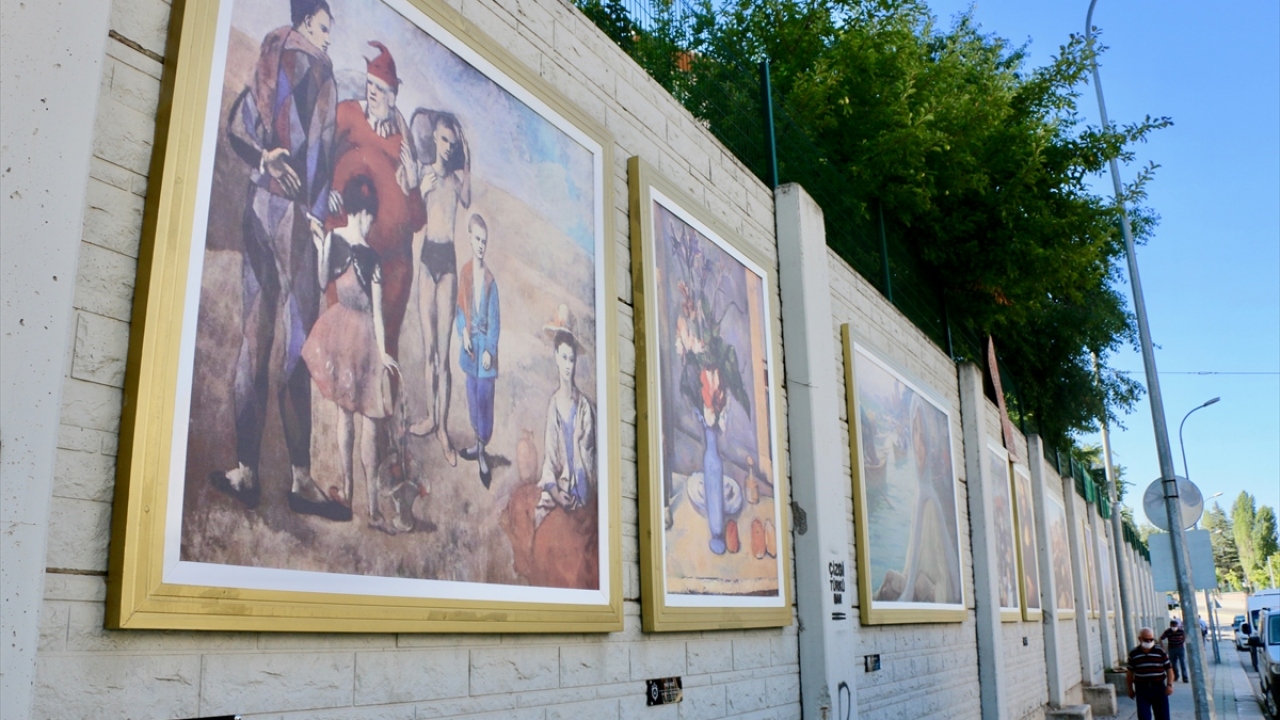 Yenikent Mahallesi Şehit Yüzbaşı Tuncer Güngör Caddesi`nde zeminin toprak hacmini tutmak amacıyla yapılan duvar, Eskişehir Büyükşehir Belediyesince ünlü ressamların birbirinden özel eserleriyle donatıldı.