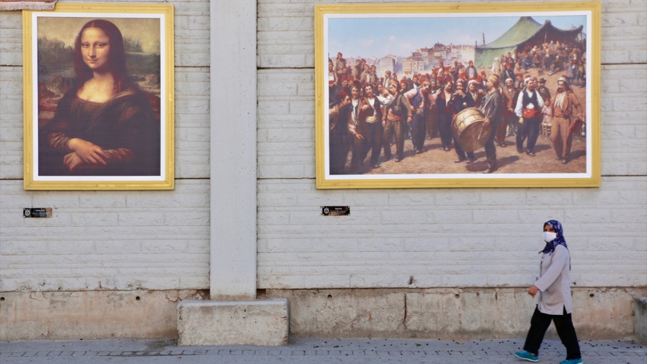 Duvardaki 30 tablo arasında Pablo Picasso`nun "Soytarılar", Leonardo Da Vinci`nin "Mona Lisa", Claude Monet`nin "Şemsiyeli Kadın" gibi önemli eserlerin yanı sıra Türk ressamlar İbrahim Çallı, Neşet Ünal, Nuri İyem gibi isimlerin de resimleri yer alıyor.