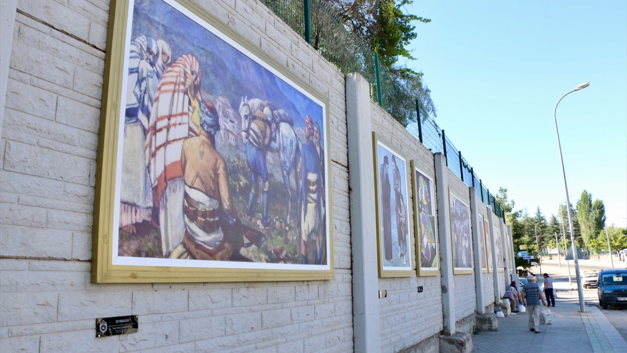 Hüseyin Ercan da bomboş bir istinat duvarı yerine tablolarla renklendirilmesinin tercih edildiğini söyledi.