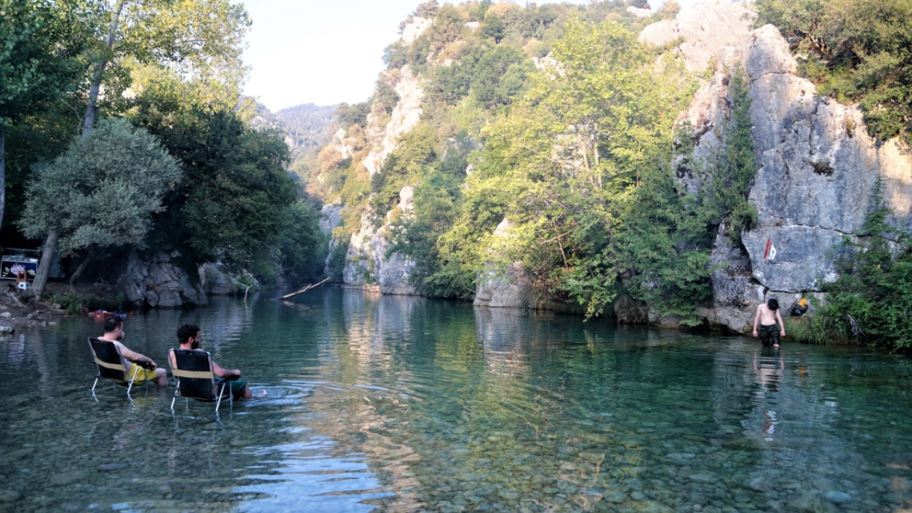 Kahramanmaraş`tan gelen Veysel Doğru da yaklaşık 4 yıl önce keşfettiği Kanlıbüvet`i özellikle sıcak havalarda ailesiyle serinlemek tercih ettiğini söyledi.