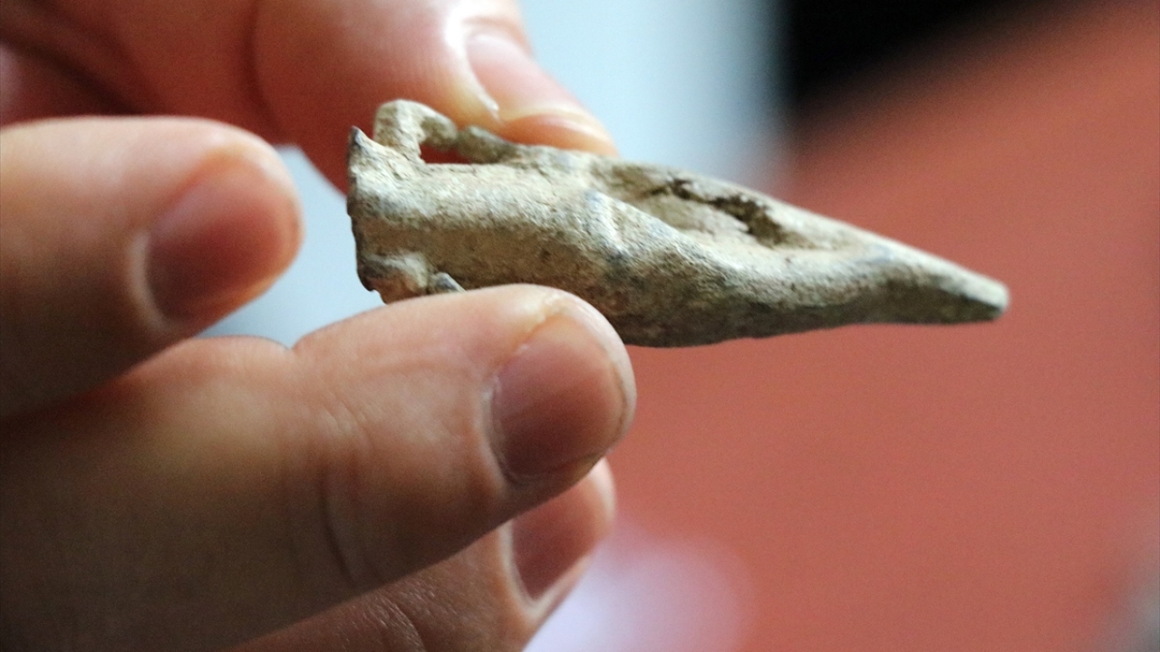 İl Kültür ve Turizm Müdürü Umut Tuncer, teslim edilen eserlerin birçoğunun gerçek olduğunu saptadıklarını, analiz sürecinin devam ettiğini söyledi.