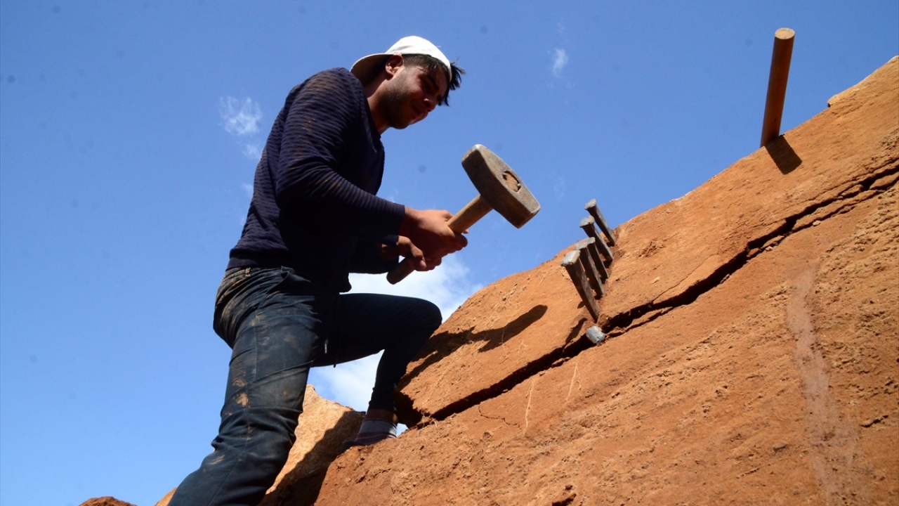 Nemrut Dağı`nın eteklerindeki ocaklardan murç, çivi, balyoz ve levye yardımıyla kırılıp bloklar halinde çıkarılan taşlar atölyelerde işlenerek yurdun dört bir yanına gönderiliyor.