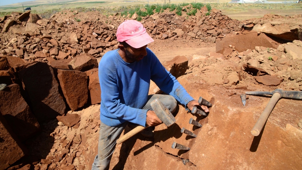 20 yıldır taş ocağında çalışan Cesim Akkuş (44), gazetecilere yaptığı açıklamada, sıcak havaya ve zorlu şartlara rağmen ocaklarda taş çıkarmaya devam ettiklerini söyledi.