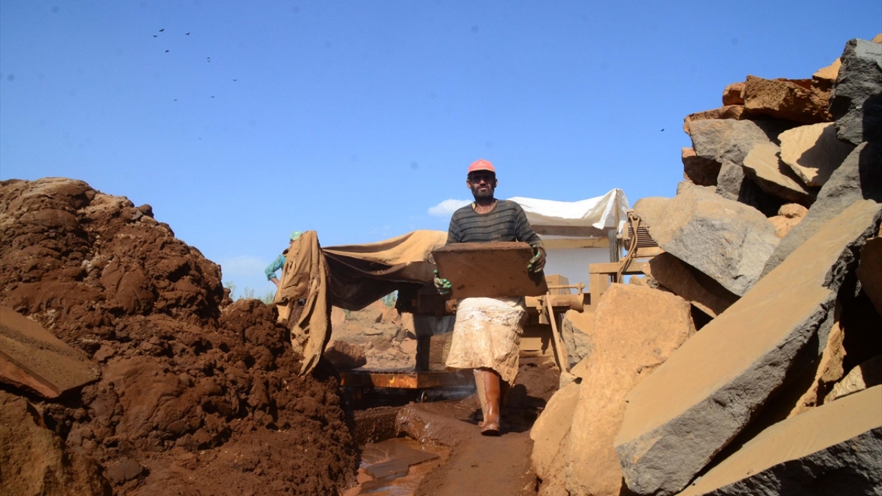 Asırlardır bina, çeşme, cami, minare ve kümbet yapımında kullanılan, kışın sıcak, yazın serin tutması ve dayanıklılığıyla bilinen Ahlat taşı, en çok tercih edilen yapı malzemeleri arasında yer alıyor.