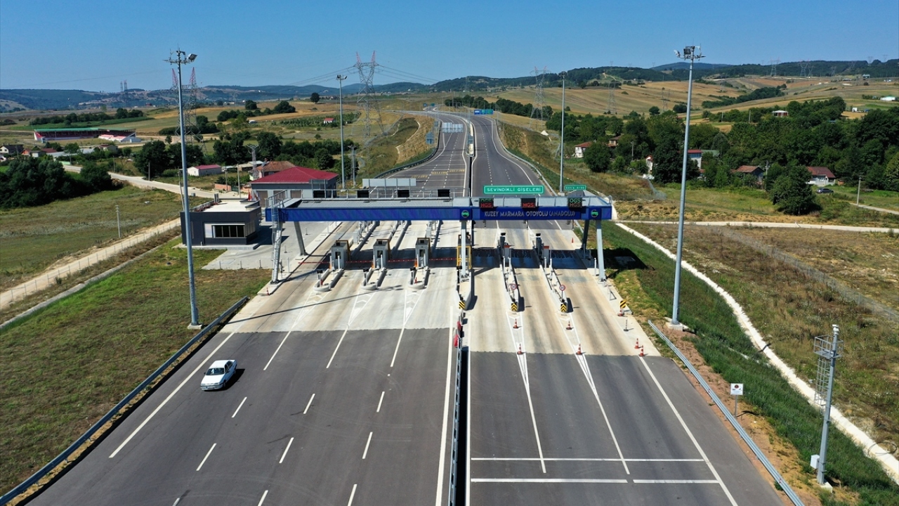 Geçici olarak açılan güzergahı kullanan sürücülerden Tuncay Evcek, Sevindikli gişelerinden bağlandığı otoyolun, İzmit kuzey gişelerinden çıktığını söyledi.