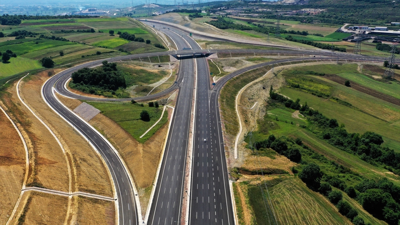 Tır sürücüsü Salih İnciel de yapılan yolu beğendiğini, güzergahta birkaç tünel olduğunu belirtti.