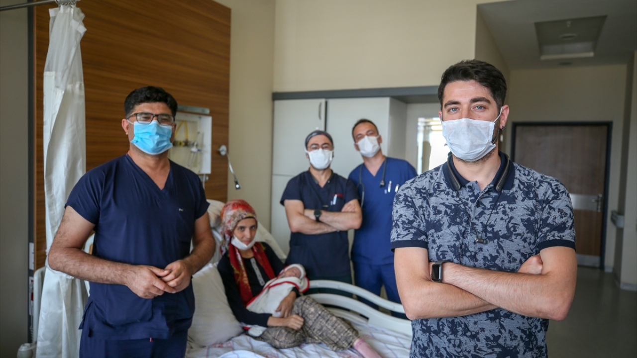 Doktorların cansiperane müdahalesiyle minik kalbi yeniden atan bebeğini, zorlu tedavi sürecinin ardından kucağına almanın mutluluğunu yaşayan Esen, gerekli kontrollerin yapılmasıyla taburcu edildi. 