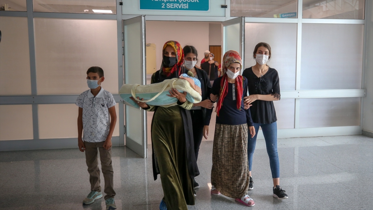 Doktorlara teşekkür ederek helallik isteye Esen, bebeğiyle evine dönmenin mutluluğunu yaşadı.