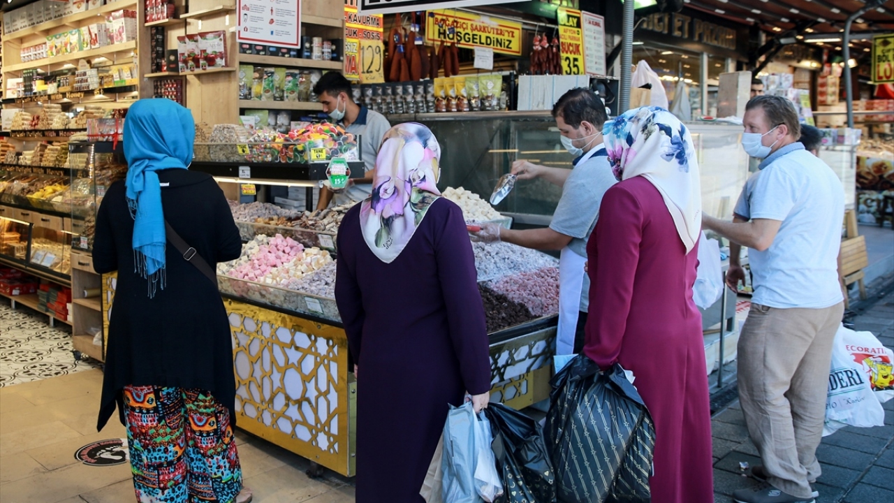 Esnaf, Ramazan Bayramı`na göre alışveriş yoğunluğunun arttığını ifade etti.  