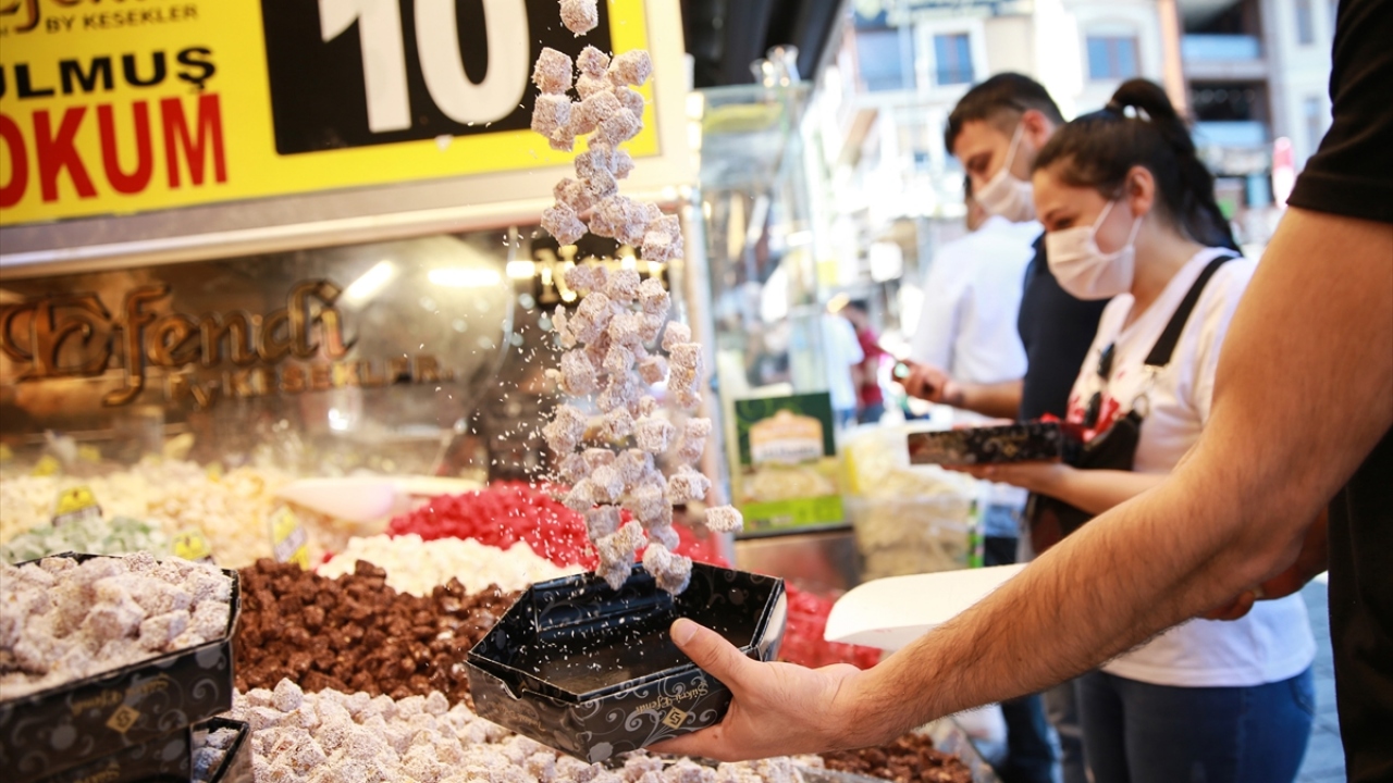 Vatandaşların bayram alışverişi için lokum, şeker ve kuru kahve satın aldığı gözlendi. 