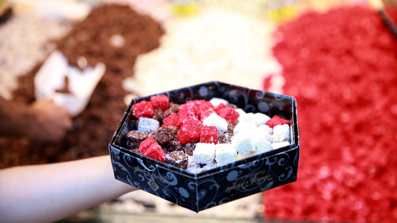 Fransa`da yaşayan ve bayram için İstanbul`a gelen Akif Değirmenci de Eminönü`nde arkadaşlarına ve akrabalarına hediyelik lokum ve kahve aldığını söyledi.