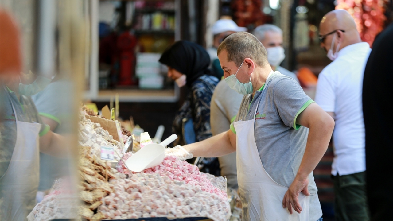 Kuru yemiş ve şekerleme dükkanı işleten Rıdvan Özçelebi, üç gündür hareketliliğin arttığını söyledi.