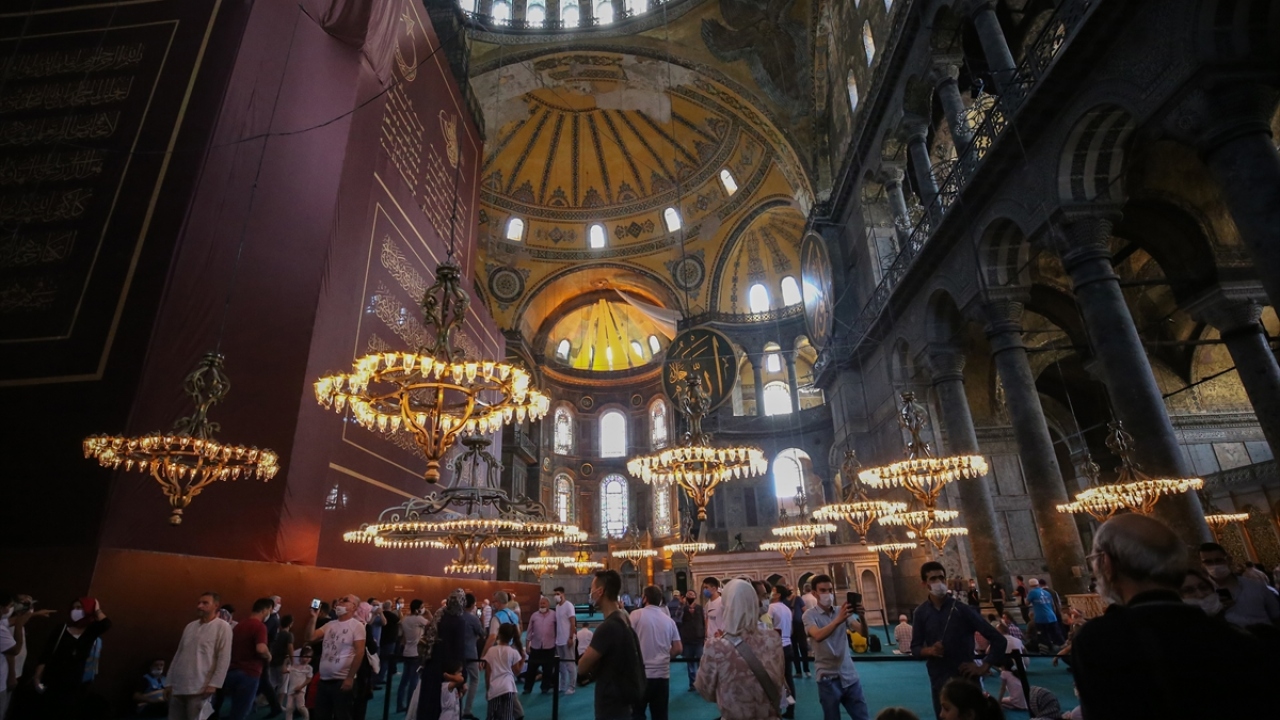 Türkiye`nin ve dünyanın dört bir yanından gelen ziyaretçilerini ağırlayan Ayasofya-i Kebir Cami-i Şerifi`nde yoğunluk sürüyor.