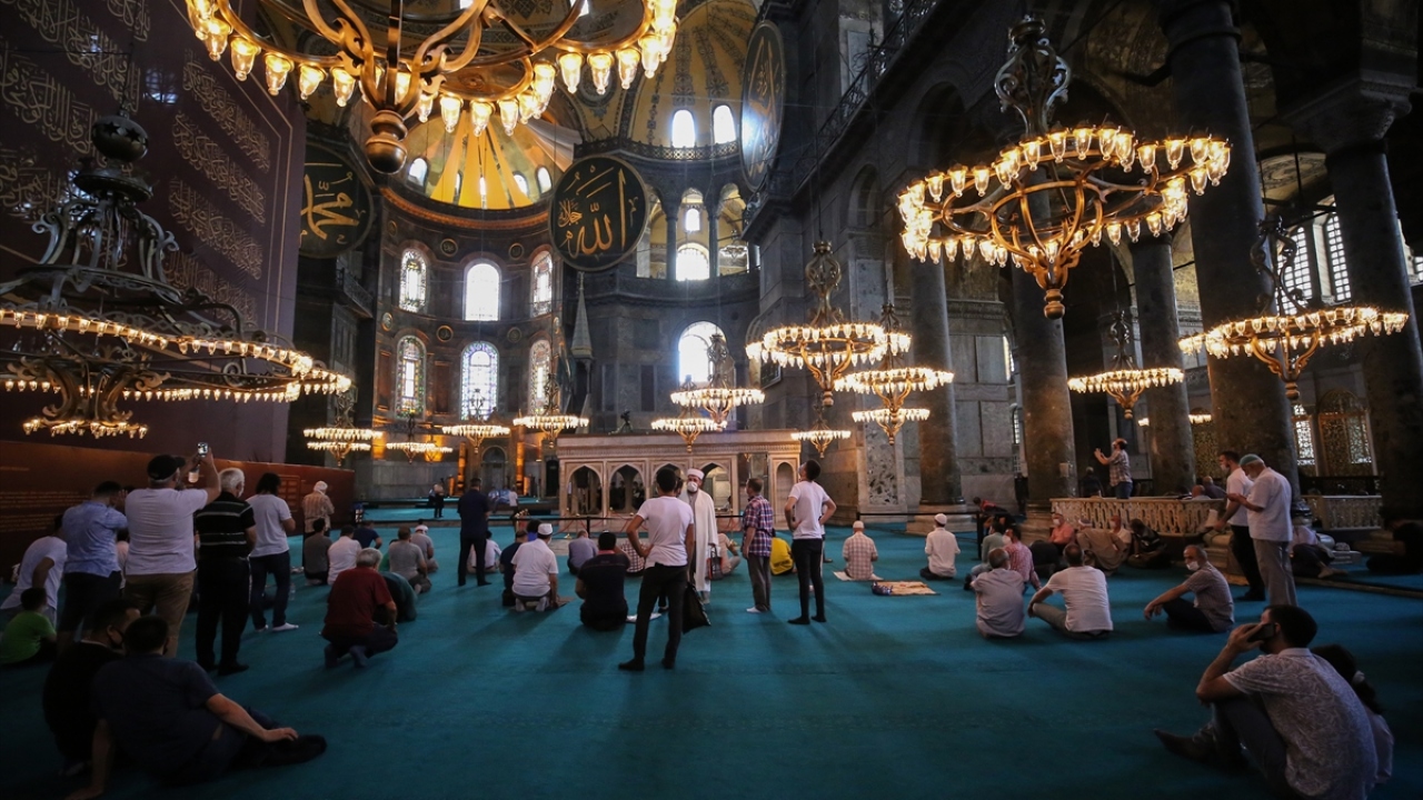 Vakit namazları aralarında vatandaşlar gruplar halinde camiye alınırken, yabancı turistler de rehberlerin eşliğinde kafileler halinde camiyi geziyor.